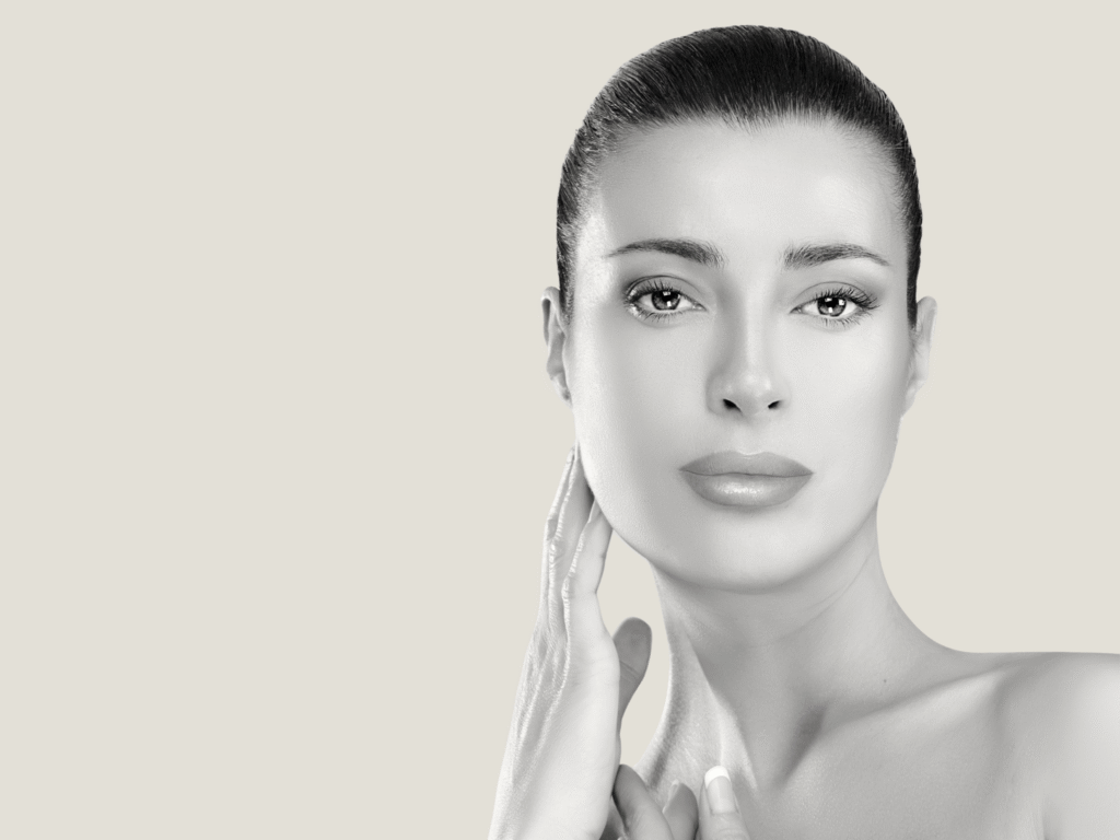Mujer con piel tersa y expresión relajada tras tratamiento estético facial con botox